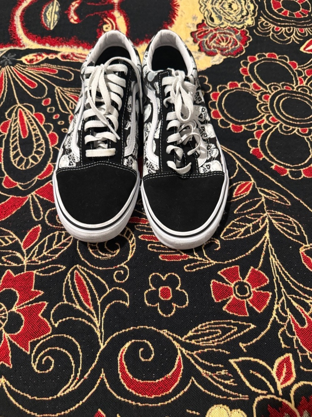 Like New Vans Black & White Low-Top Skate Shoes with Skull Print - Picture 7 of 8